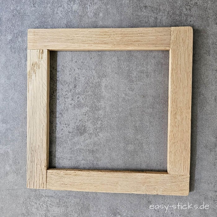 liegender quadratischer Rahmen