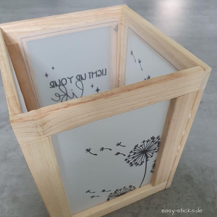 DIY Laterne aus Easy-Sticks und Transparentpapier - Blick von oben auf die zusammengesetzte Laterne