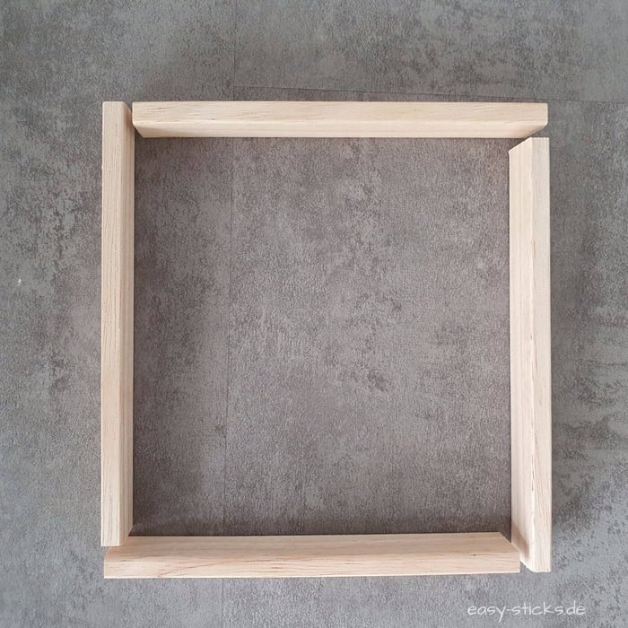 DIY Holz Laterne - der Sockel wird geklebt