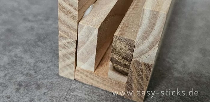 Bastelschritt: U-Form aus Easy-Sticks für Kranzständer herstellen