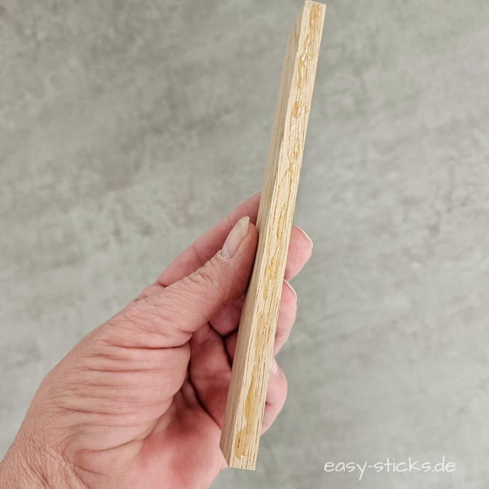 Industriekleber auf Holzklötzchen