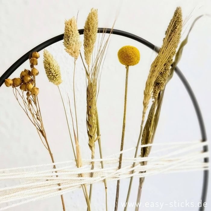 Kranz mit Jutegarn und Trockenblumen dekorieren – stilvolle Naturdeko