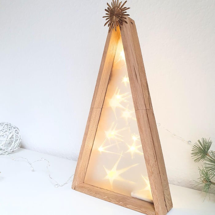fertiger Weihnachtsbaum aus Holz mit Lichteffekt