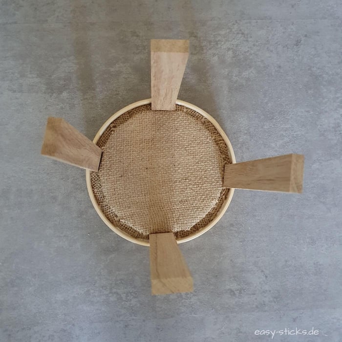 Holzklötzchen werden rund geklebt