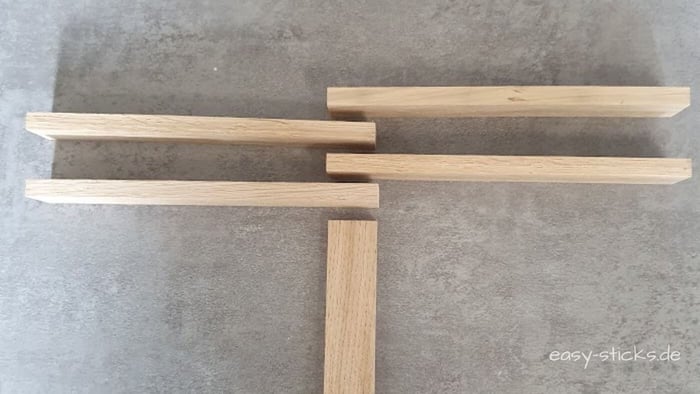 Zwei versetzt verklebte Easy-Sticks als Seitenteil für einen kleinen Tannenbaum