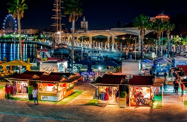 Evening view of the Muelle Uno Christmas market
by the Port of Málaga
