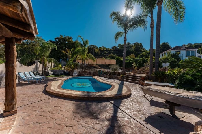 Finca for sale in Coín, Spain with swimming pool.