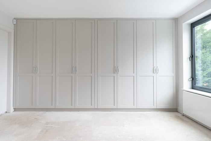 Bespoke Wardrobes. Oak internals. internal drawers, hanging rail, custom storage for shoes and handbags. Floor to ceiling. 
