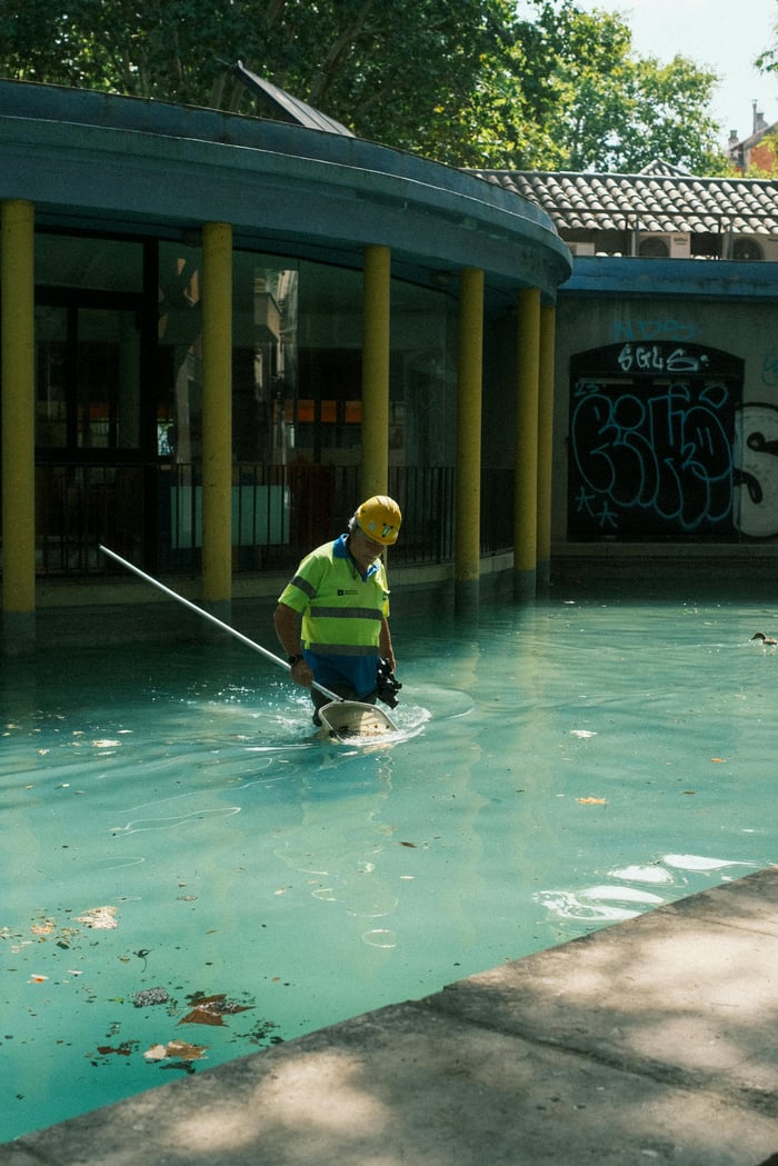 How an Automatic Pool Cleaner Can Save You Hours Each Week