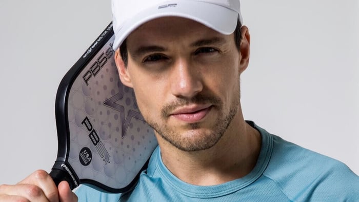 Man holding a PB5star Balance paddle