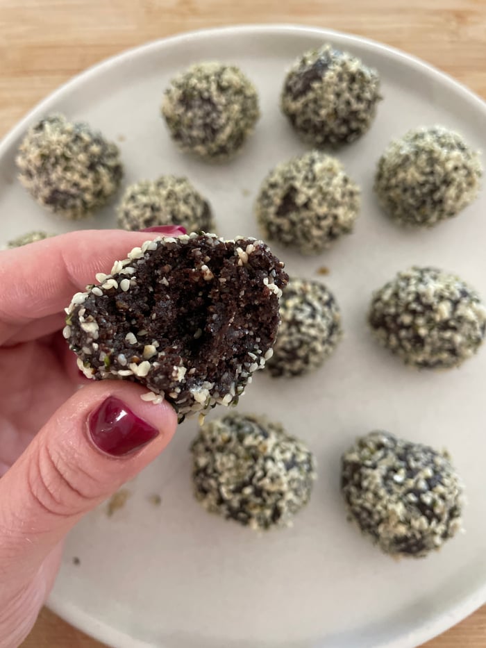 hazelnut-cocoa-bliss-balls-ferrero-style