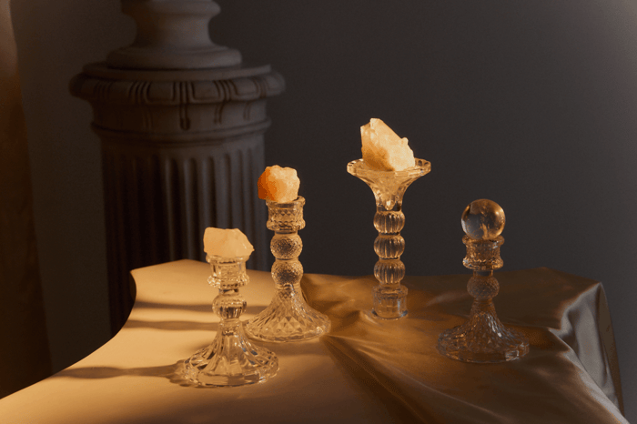 水晶擺設禁忌多？本篇詳解房間、玄關、書桌三大居家空間的水晶擺放學問，教你如何根據場域特性，精準挑選最適合的水晶種類與擺設方式，打造最佳居家磁場