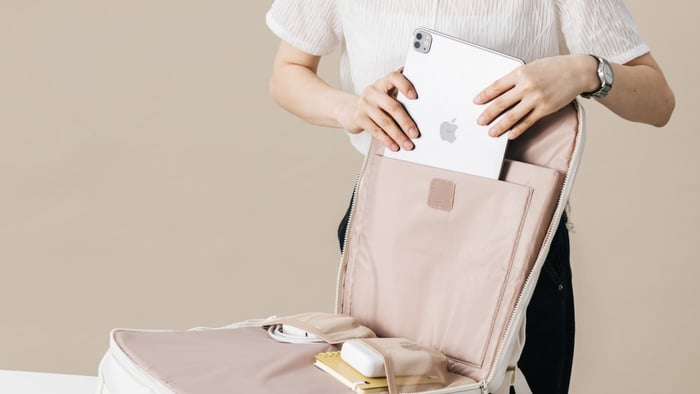 實測從 Bagsmart 38L 後背包背部獨立隔層快速抽取平板，展現商務出差通關的俐落度與真實【Bagsmart後背包評價】。