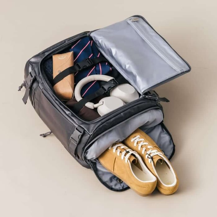 Bagsmart 38L 後背包 180 度平開裝載實測，內部綁帶固定換洗衣物、底部收納球鞋，展現大容量【行李箱背包】的打包空間。