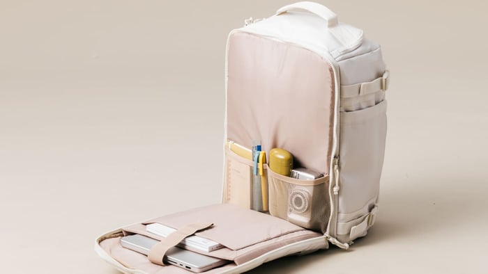 白色款 Bagsmart 後背包的獨立隔層，實測放入 15.6 吋筆電與平板，展示【15.6吋筆電後背包推薦】的防震防護結構。