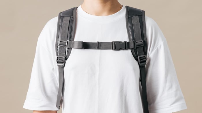 示範 Bagsmart 38L 後背包的加厚肩帶與胸前減壓扣結構，可有效分攤大容量旅行後背包裝滿時的肩膀負重體感。