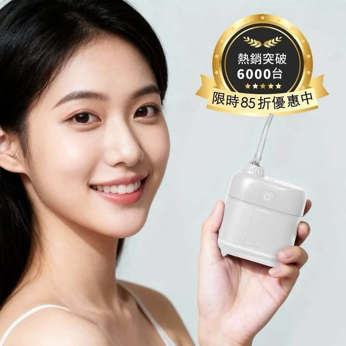 微笑女子手持小型隨行沖牙機的產品宣傳圖,上方有金色熱銷標章和 Mandarin 促銷文字標籤:「熱銷突破 6000台」和「限時85折優惠中」,提供社會證明和折扣資訊。
