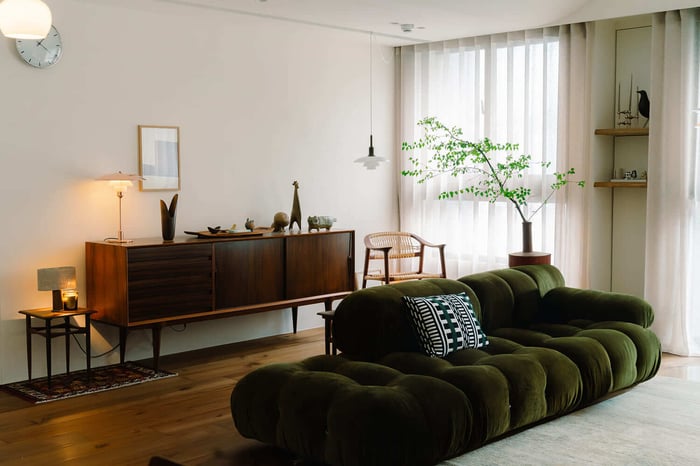 綠色 B&B Italia Camaleonda 沙發配搭 Louis Poulsen PH 系列吊燈,光影錯落有致