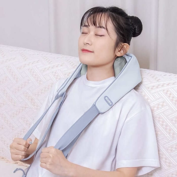 送同事放鬆舒壓禮物推薦1：肩頸按摩器，擬真人按摩揉捏，深層舒緩緊繃的肩頸肌肉