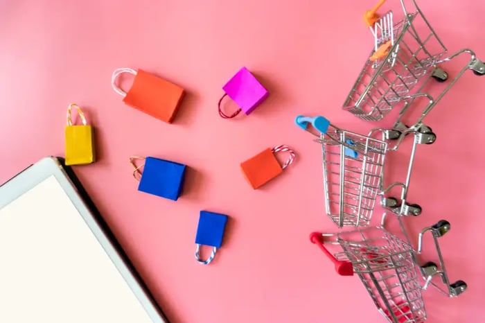 สำหรับเจ้าของธุรกิจ E-commerce การเพิ่มยอดขายไม่ใช่เพียงแค่การมีสินค้าที่ดีเท่านั้น แต่การมีเว็บไซต์ที่ปรากฏในอันดับต้น ๆ ของผลการค้นหา Google ก็เป็นสิ่งที่สำคัญ SEO จึงเข้ามามีบทบาทในการเพิ่มโอกาสให้กลุ่มเป้าหมายสามารถค้นหาและพบเว็บไซต์รวมไปถึงสินค้าของคุณได้ง่ายขึ้น ซึ่งมีประโยชน์ดังนี้ :