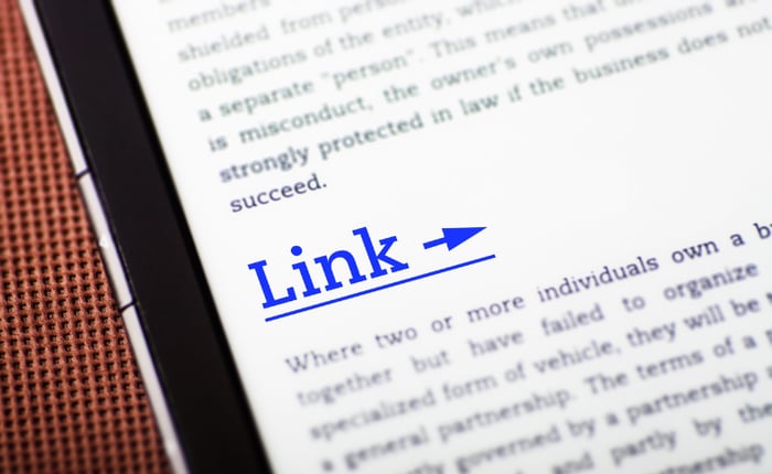 การเชื่อมโยงภายในเว็บไซต์ (Internal Linking) ช่วยให้บอทของ Search Engine สามารถสแกนและเข้าใจโครงสร้างเนื้อหาได้ดีขึ้น นอกจากนี้ยังช่วยให้ผู้ใช้งานสามารถเข้าถึงข้อมูลเพิ่มเติมได้ง่ายขึ้น ช่วยเพิ่มประสบการณ์ผู้ใช้และเวลาในการใช้งานเว็บไซต์