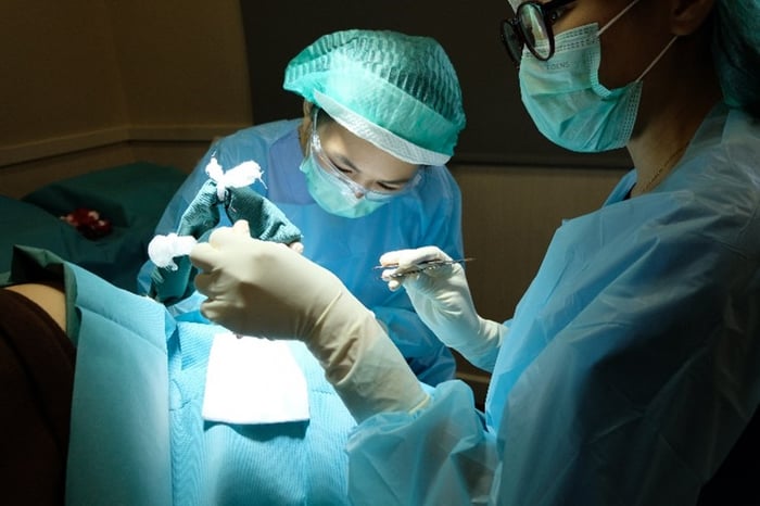 ทำความเข้าใจพื้นฐานของการปลูกย้ายเซลล์รากผมกันก่อน