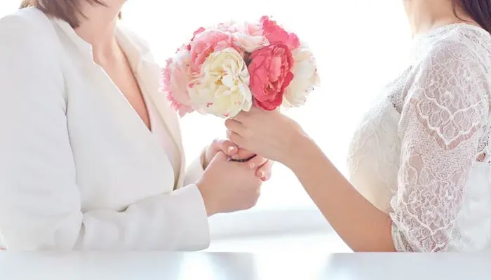 ในเมืองใหญ่ ๆ เช่น กรุงเทพฯ เชียงใหม่ และภูเก็ต สังคมมีความเปิดกว้างและยอมรับในความหลากหลายทางเพศมากขึ้น มีชุมชน LGBTQ ที่เข้มแข็งและเป็นที่ยอมรับ