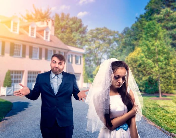 A mood board sets the tone for your wedding. It encompasses everything from the wedding dress and floral arrangements to the dinnerware, décor, and even the font for your invitations.