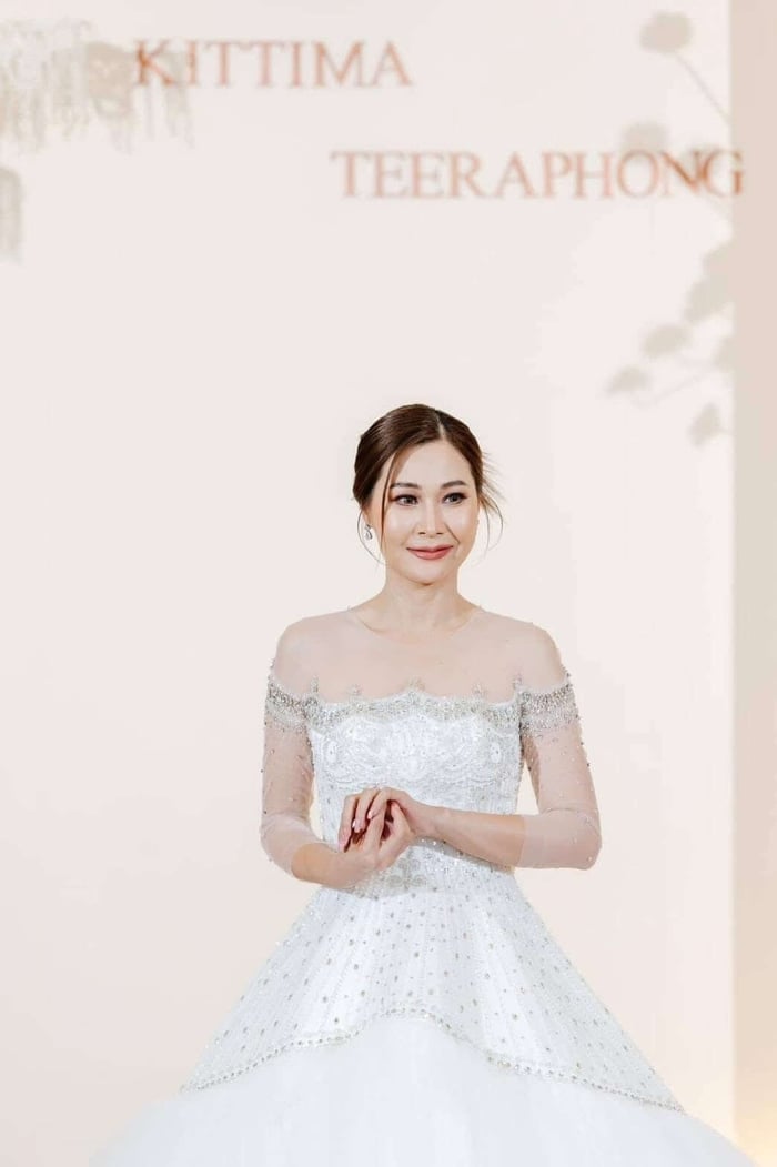 ภาพตัวอย่างชุดแต่งงานสีขาว