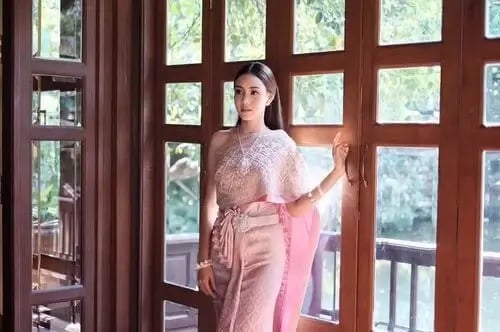 เจ้าสาวผิวขาวอมเหลือง