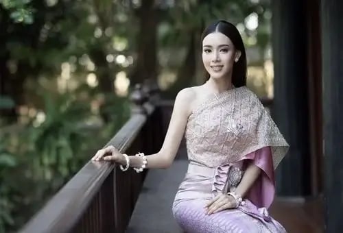 เจ้าสาวผิวขาวอมเหลือง