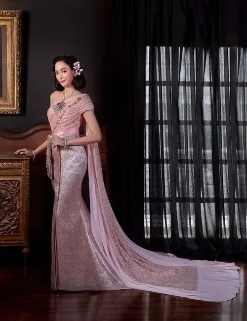 เจ้าสาวผิวขาวอมชมพู
