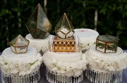 ขนมงานแต่งในลำดับงานพิธีแต่งงานแบบไทยต้องมีขนมมงคลทั้ง 9 ประเภทในการจัดสำรับขันหมาก สำหรับงานแต่งงานแบบไทยยึดมั่นในเรื่องของการใช้ขนมหวานโบราณที่ถือว่าเป็นขนมมงคล เน้นสีสันน่ารับประทานและรสชาติดี เพื่อทำให้แขกร่วมงานรู้สึกประทับใจในงานแต่งงานของคู่บ่าวสาว