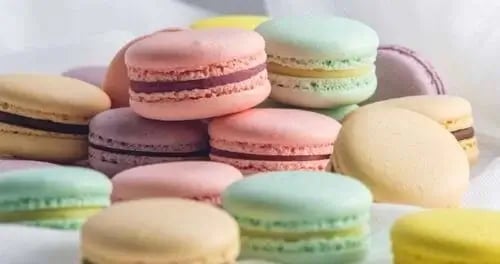 มาการองเป็นที่นิยมในการจัดวางเป็นขนมหวาน วางบนโต๊ะอาหารเพราะสีสันของมาการองมีความหลากหลาย และมีรสชาติที่แตกต่างกัน จึงทำให้รู้สึกสนุกและอร่อยในคราวเดียว