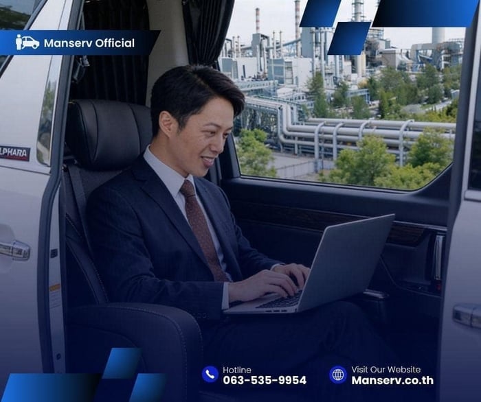 ภาพของผู้บริหารกำลังทำงานที่รถของผู้บริหาร