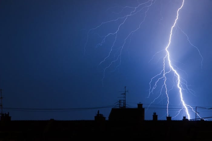 How an APC UPS and PDU Can Prevent 3 Common Power Problems