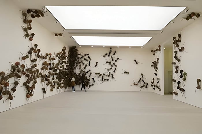 casa tomada animal sculpture