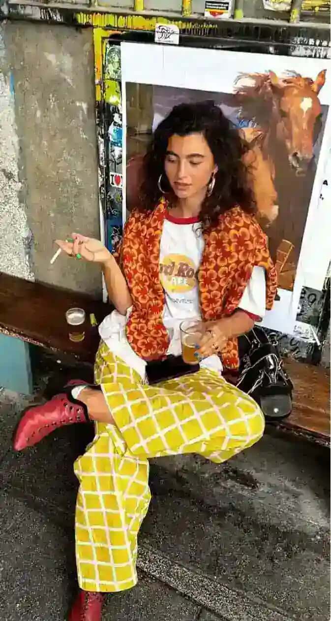 How to wear bright colors