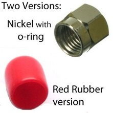 La version en nickel est dotée d'un joint torique intérieur pour empêcher l'intrusion de poussière et d'eau.  La version en caoutchouc rouge est une protection anti-intrusion très économique.