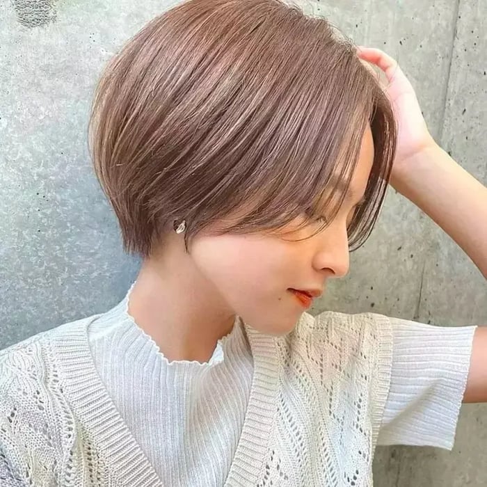 The "Apple" haircut is a vibrant and playful style that's a huge hit with Japanese girls – think of it as the ultimate cool-girl haircut. 