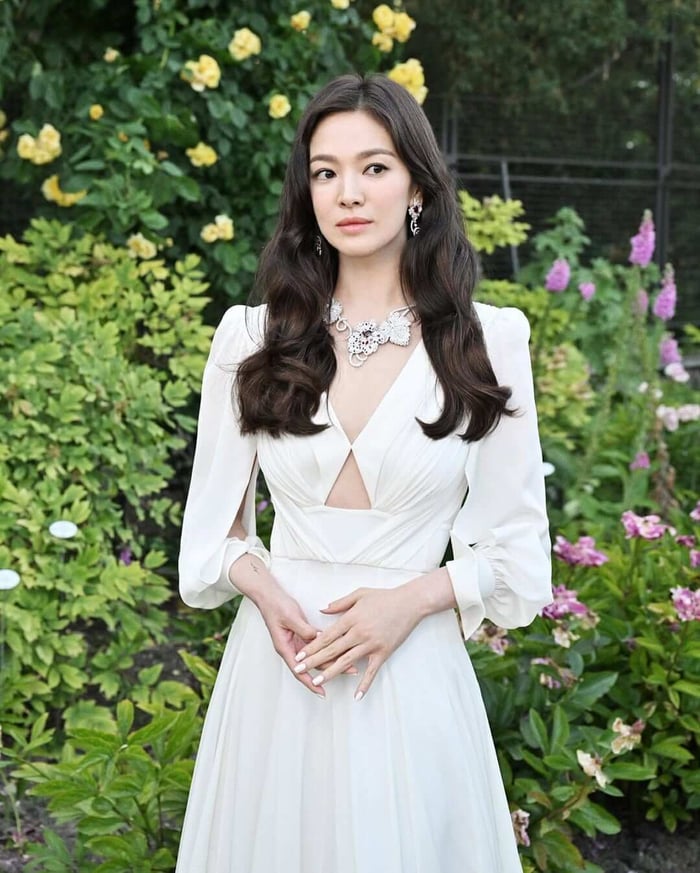 Big, bouncy waves are the perfect mix of romance and effortless chic.