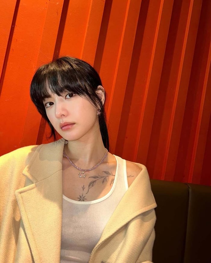 French fringe and medium-length hair: it's the epitome of romantic elegance, radiating that irresistible French girl charm. 