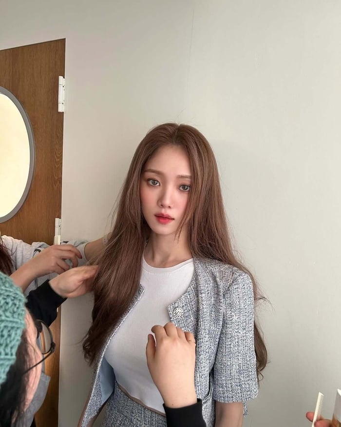 You can wear Mocha Mousse hair color alone for a simple and elegant look, or you can pair it with other shades to create a more complex and interesting look.