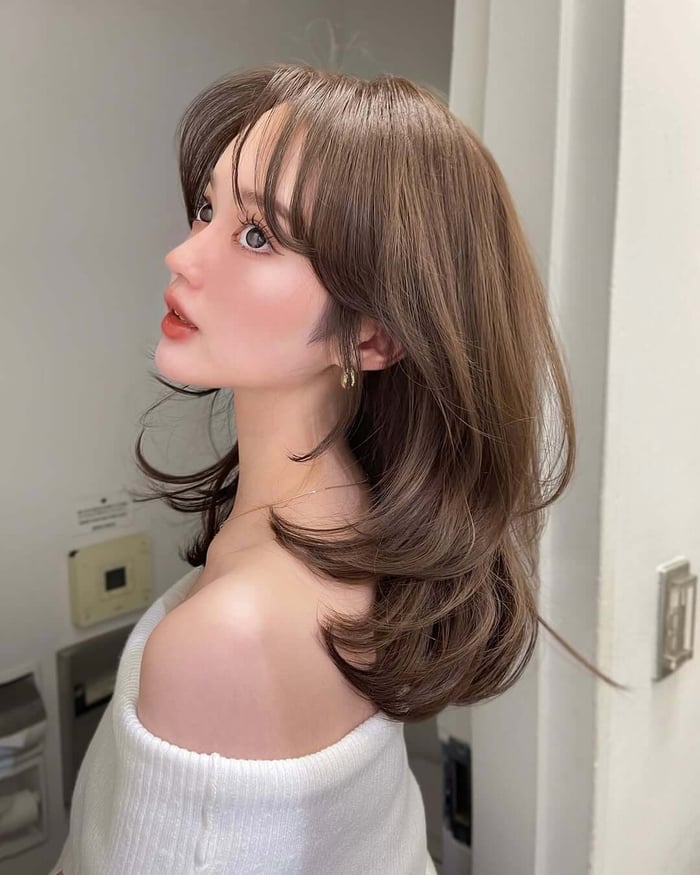 The subtle tones of Mocha Mousse hair color add a touch of sophistication, and the soft shine gives your hair a healthy, vibrant appearance.