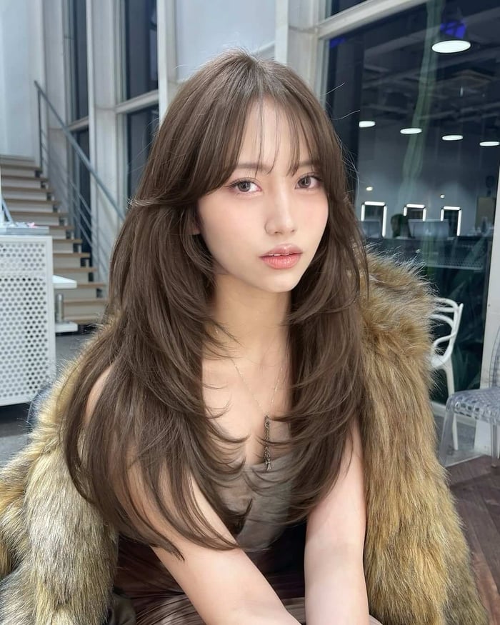 Pair Mocha Mousse hair color with a trendy layered haircut, and you'll get that modern, effortlessly chic look with tons of movement. 