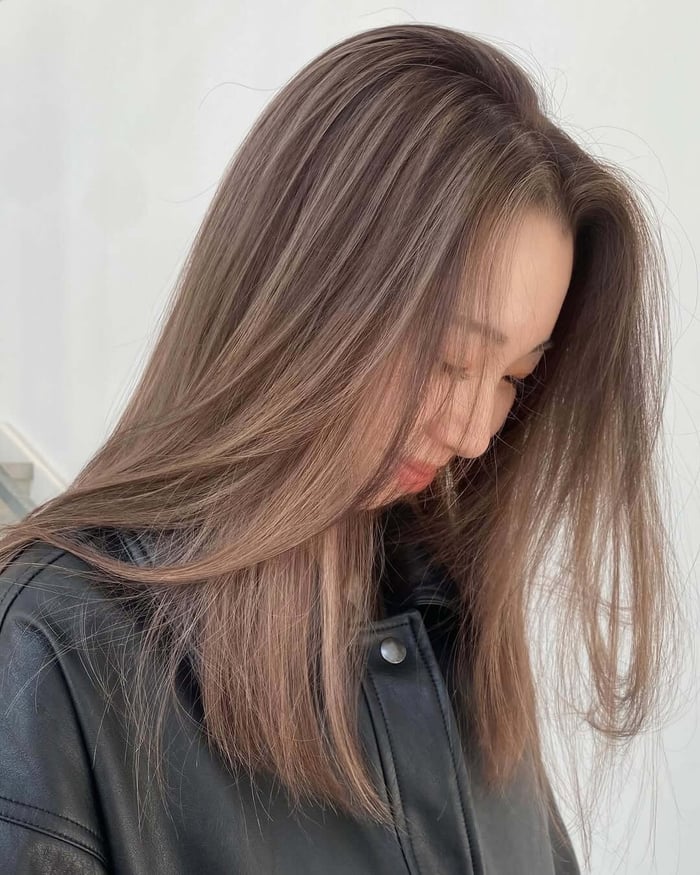 Moccha Mousse hair color also gives off that effortlessly cool, 'mixed-heritage' vibe – polished, but not like you're trying too hard.