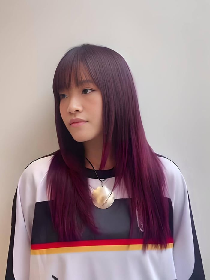 The cassis red color melt is the latest hair trend, offering a low-maintenance and stylish way to embrace a vibrant look with a seamless blend of deep red and violet that grows out effortlessly.