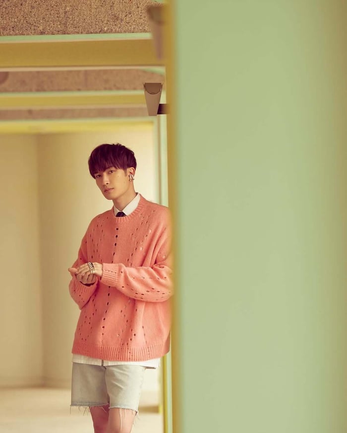 Sixtones' Jesse has made a strong case for men embracing bold hair color, with his stunning raspberry red hair setting a new trend and inspiring fans to experiment with vibrant hues.