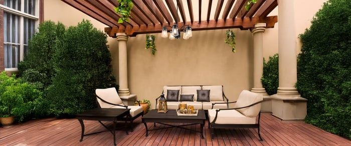 Guide to Outdoor Chandeliers for Patios, Pergolas & Dining Areas