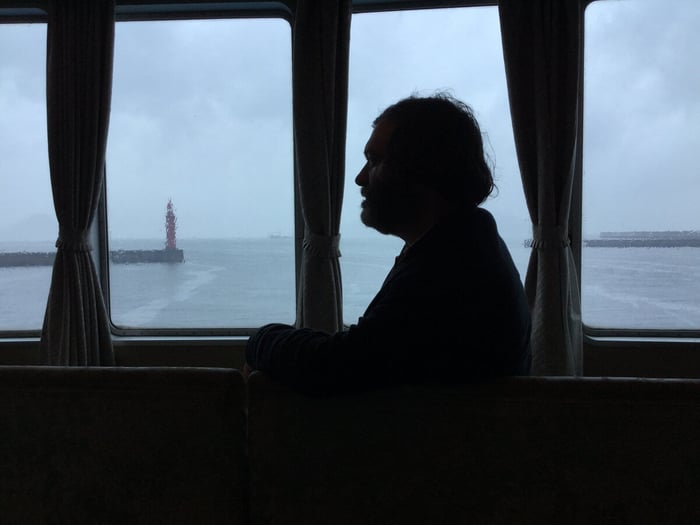 Jim O’Rourke on stage, bringing his signature experimental sound to life.